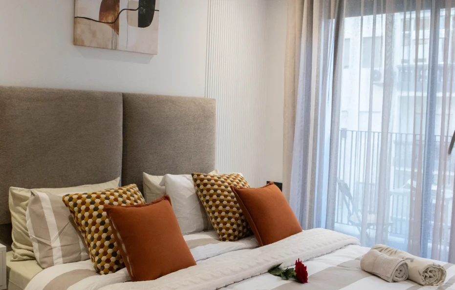 C110- Stylish and Bright Apt in City Center