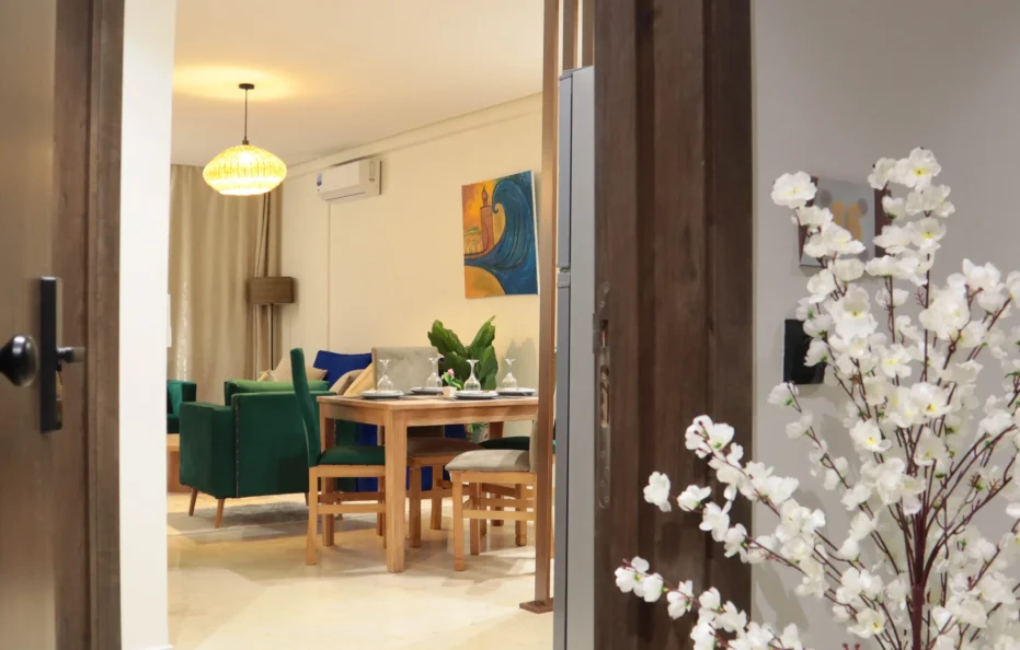 C107- Chic & Cozy Aprt with Lush Balcony Oasis