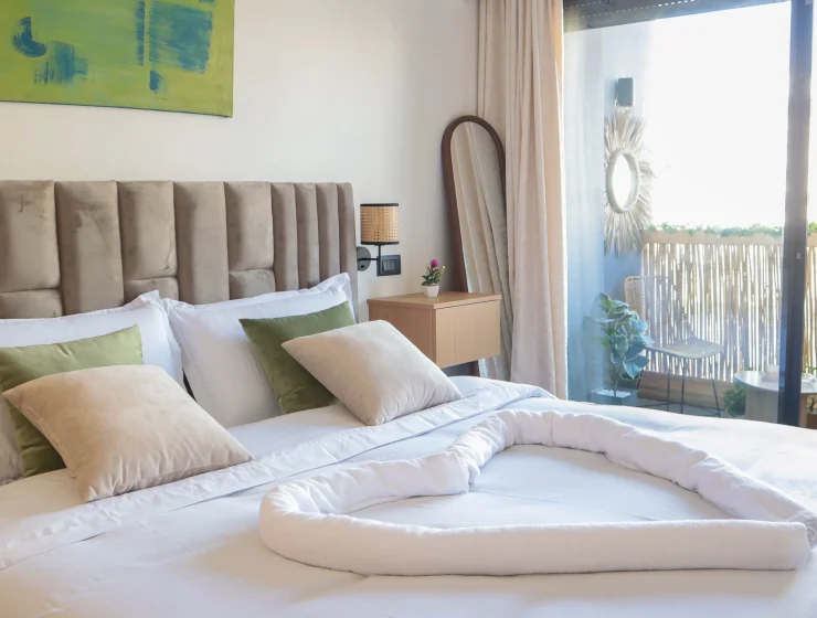 C107- Chic & Cozy Aprt with Lush Balcony Oasis