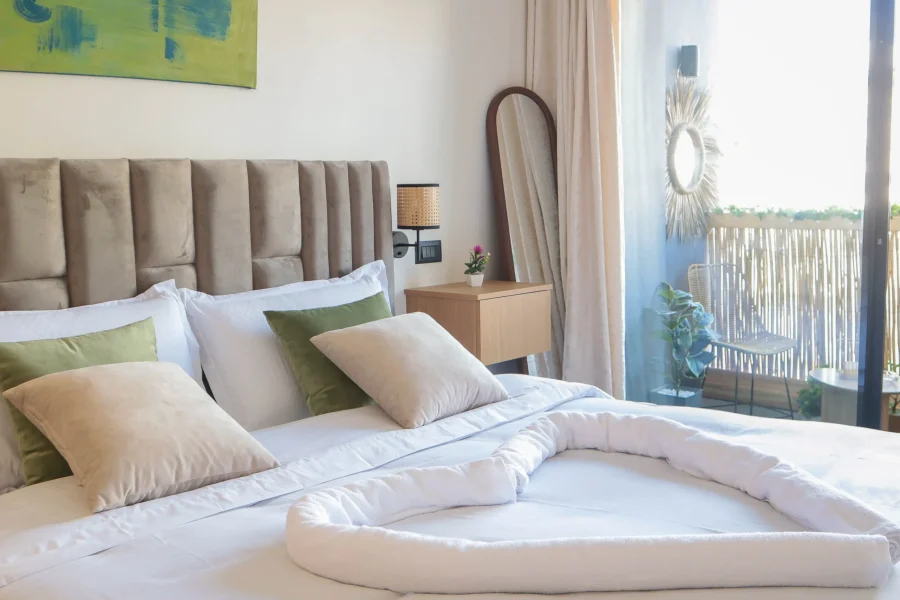 C107- Chic & Cozy Aprt with Lush Balcony Oasis