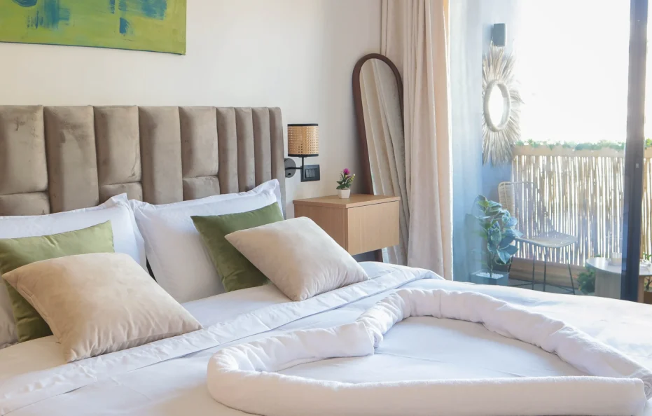 C107- Chic & Cozy Aprt with Lush Balcony Oasis