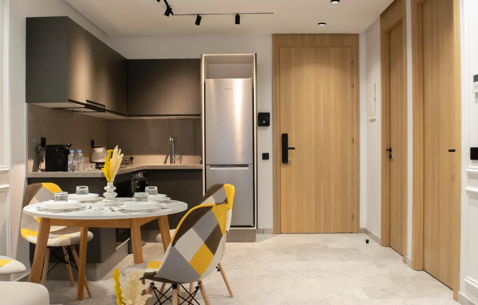 C110- Stylish and Bright Apt in City Center
