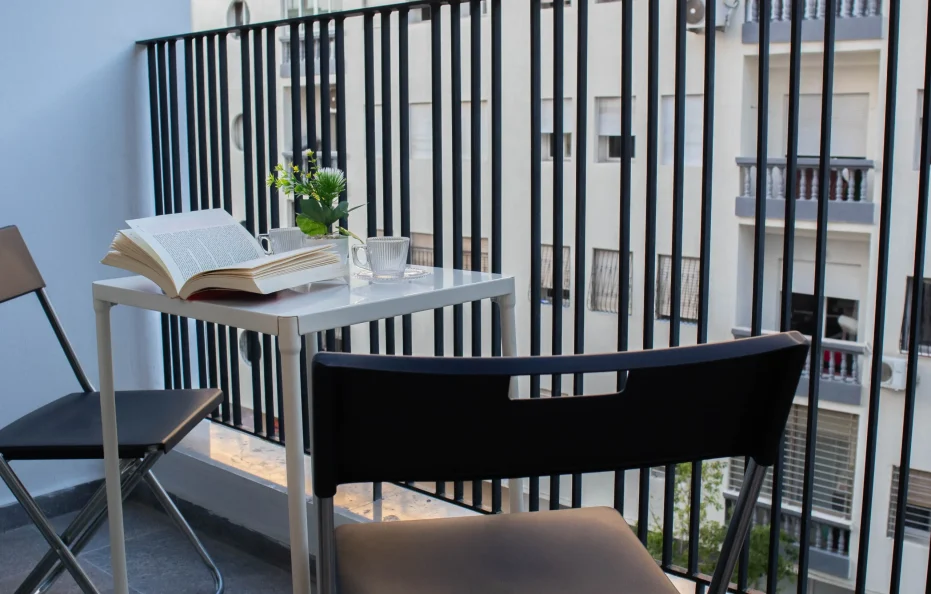 C110- Stylish and Bright Apt in City Center